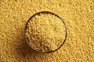 Bir kasede soyulmuş darı, üst manzara