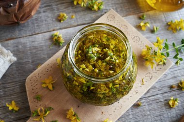 Aziz John 's otlarını cam kavanozda yağda parçalıyorlar.