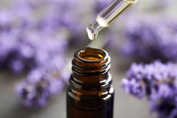 Een Fles Lavendel Etherische Olie Met Een Druppel Erin — Stockfoto