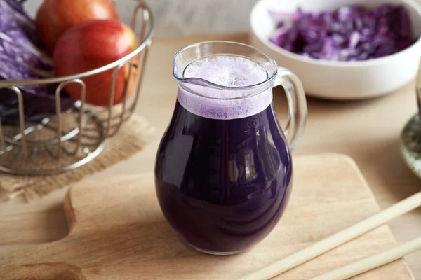 一壶新鲜的紫色卷心菜汁 加苹果和竹签 — 图库照片