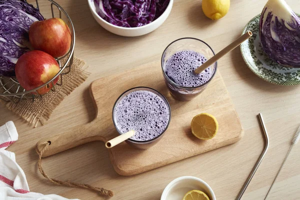 两杯新鲜紫色卷心菜汁与苹果和竹签 零浪费的概念 — 图库照片