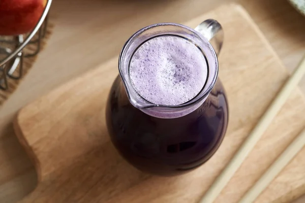 新鲜的紫色卷心菜汁 玻璃瓶里放着竹签 — 图库照片