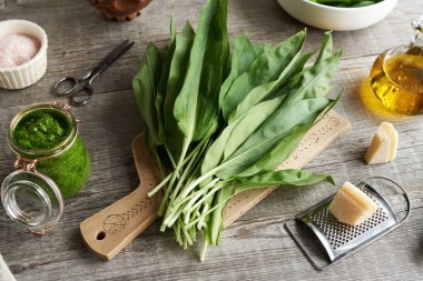 Yağ ve parmesan peynirli taze sarımsak yaprakları.