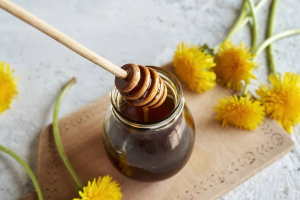Paardebloem Honing Een Glazen Pot Met Een Dipper — Stockfoto