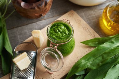 Taze sarımsak ya da Ramson yapraklarından yapılan yeşil pesto sosu. Baharda hasat edilen yabani yenilebilir bitki.