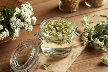 Taze kiraz çiçeği ve alkolden bitkisel tentürler yapıyorum.