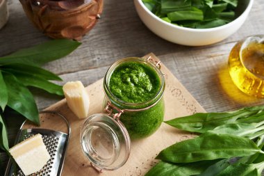 Bardak kavanozda yabani sarımsak ya da Ramson pesto, parmesan peynirli.