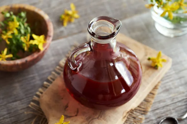 夏天用圣约翰麦芽汁中新鲜的花朵制成的一壶自制红油 — 图库照片