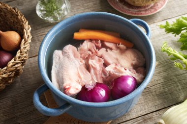 Tavuk sırtı ve taze sebzeler bir tencere suda. Çorba ya da çorba hazırlamak için gerekli malzemeler.