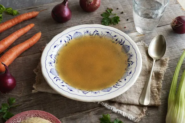 Hühnerknochenbrühe Einem Weiß Blauen Suppenteller Mit Frischem Gemüse Auf Einem — Stockfoto