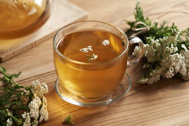 Masadaki cam bardakta kiraz çayı.