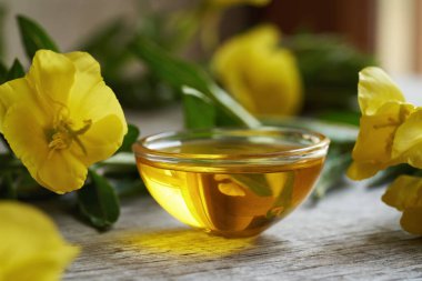 Sarı Oenothera biennis çiçekleriyle akşam çiçeği yağı