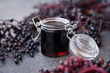 Cam bir kavanozda taze elderberry ile ev yapımı siyah yaşlı şurubu.