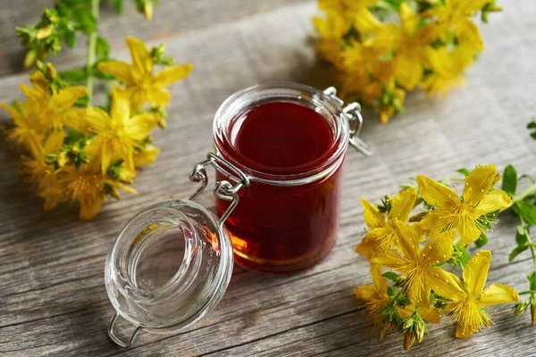 Ein Glas Johanniskrautöl Mit Hypericum Blüten — Stockfoto
