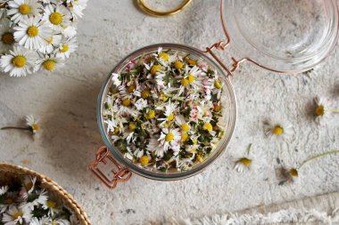 Cam kavanozdaki papatya şurubunun hazırlanması