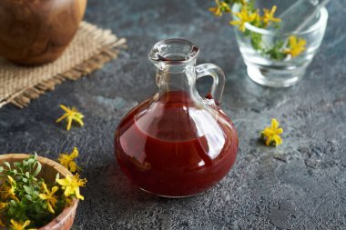 Hypericum perforatum veya St. John 's otundan yapılmış kırmızı yağ