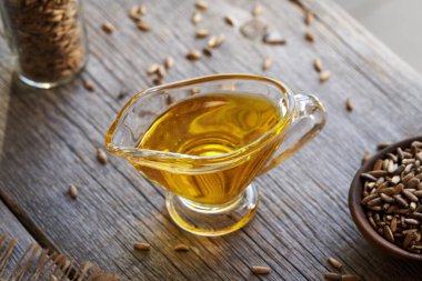 Süt devedikeni yağı cam bir sürahide, masada çekirdekler