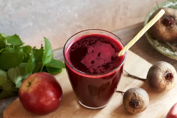 Ein Glas Frisch Gepresster Roter Rübensaft Mit Äpfeln Roter Bete — Stockfoto