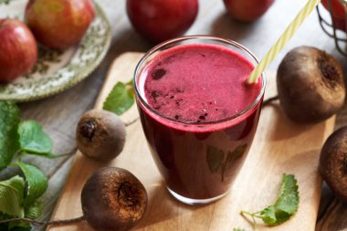 Elma ve Melissa yapraklı kırmızı pancar suyu.