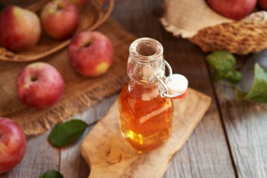 Cam şişedeki elma sirkesi.