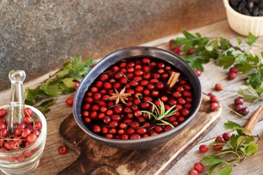 Sonbaharda toplanan taze dikenli üzümlerden ve baharatlardan elde edilen tıbbi şarabın hazırlanması.