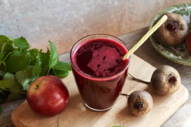 Bardakta taze pancar suyu, samanla, elmayla ve Melissa 'yla.