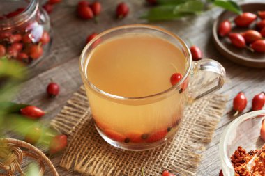 Taze böğürtlenli bir masada bir fincan gül kalçası çayı.