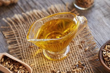 Masanın üzerinde bir sürahi süt devedikeni yağı