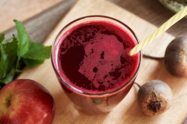 Masada bir bardak kırmızı pancar suyu.