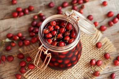 Taze dikenleri ya da Crataegus üzümlerini kırmızı şaraba bulayıp kalbe ilaç hazırlamak.