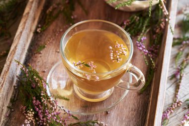 Taze fundalı bitki çayı ya da ahşap tepside Calluna vulgaris çiçeği.