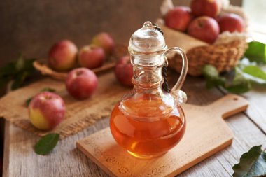 Cam şişedeki elma sirkesi.