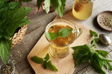 Bitki çayının içinde ısırgan otu yaprakları.