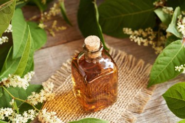 Cam şişedeki ev yapımı Japon düğümleri.