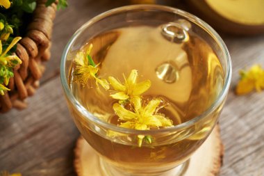 St. John otları veya Hypericum çiçekleri bir fincan bitkisel çayda, yakın çekim