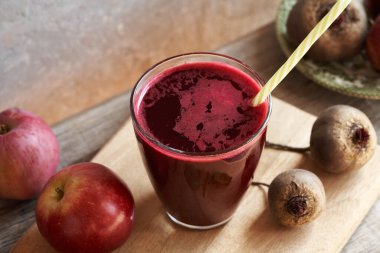 Elmalı taze kırmızı pancar suyu.