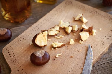 Bitkisel tentür hazırlamak için taze at kestanesi kesiyorum.