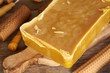 El yapımı mumlarla bir parça bal mumu, kapatın.