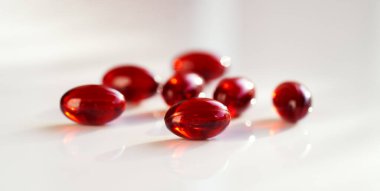 Parlak bir arkaplanda kril yağı haplarının ya da küresellerin yakınlaştırılması