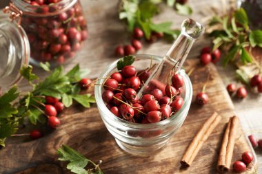 Sonbaharda cam bir havanda toplanan olgun dikenli üzümler.