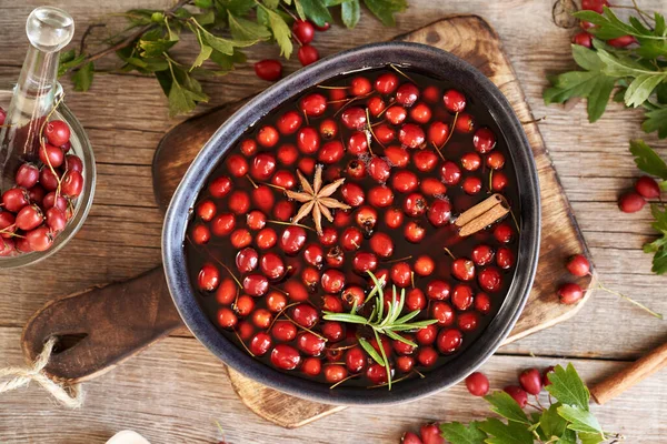 Hawthorn böğürtlenleri şarapta eriyor - tıbbi iksirin hazırlanması