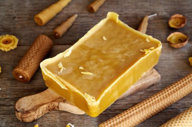 Arkasında el yapımı mumlar olan bir balmumu tuğlası.