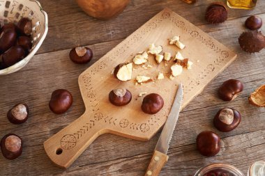 Tentür hazırlamak için taze at kestanesi kesiyorum.