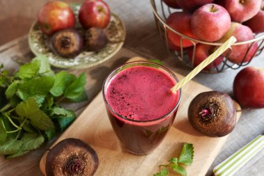 Masada bir fincan taze kırmızı pancar suyu.