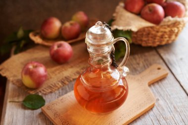 Cam şişedeki elma sirkesi.