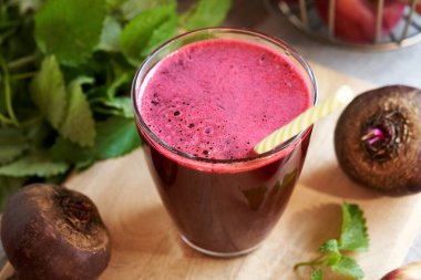 Bardakta pipetle pancar suyu.