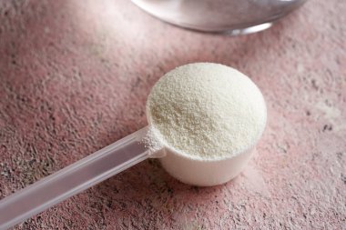 Plastik bir ölçü kabında kolajen tozu