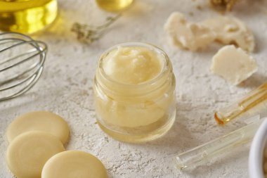 Cam kavanozda Shea yağı, kakao yağı ve ev yapımı kozmetik ürünleri.