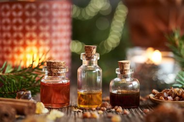 Tütsü, reçine, tarçın ve ladin ağacının dallarından oluşan Noel yağları.