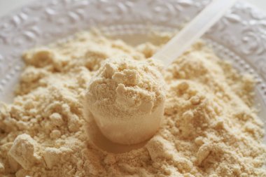 Tabakta beyaz protein tozu, yakın çekim.